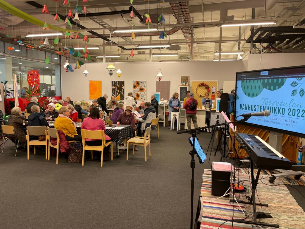 Teatteriklubi Tribuna mukana Seniorimessuilla Riihimäellä Matkakeskuksessa pöydässä n:o 62