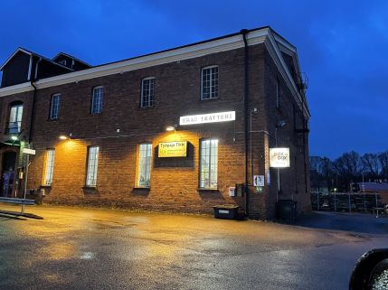 Omatoimiretki, Eräs Teatteri, Pikku Ihmisiä